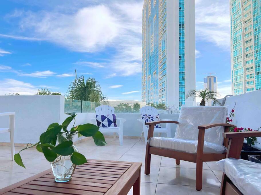 Μπαλκόνι ή βεράντα στο Luxury home, Jacuzzi/Rooftop, King, A/C, Netflix