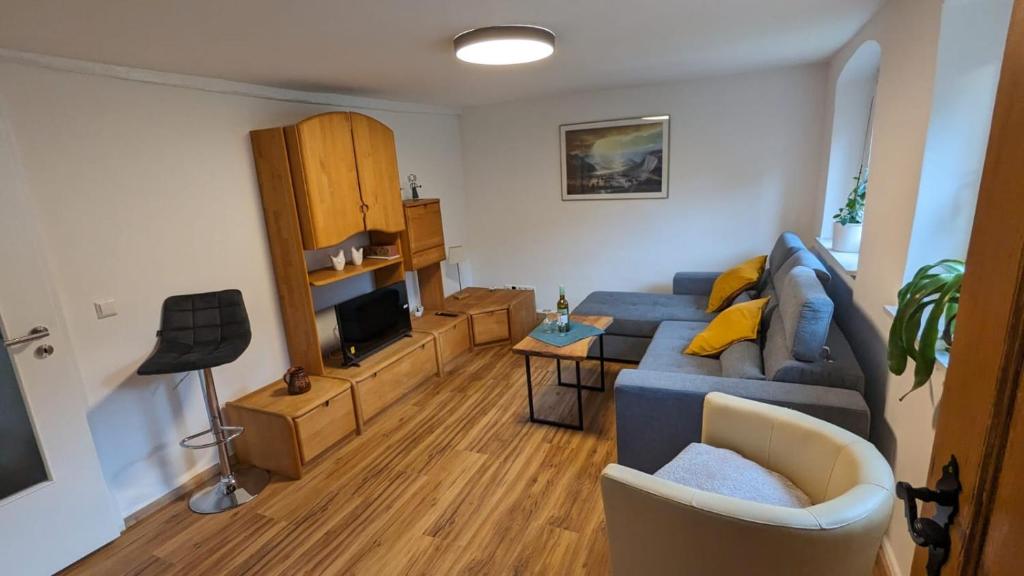 uma sala de estar com um sofá azul e uma televisão em Ferienwohnung Angie em Niederrotweil