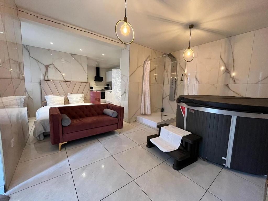 Fotografia z galérie ubytovania Golden Royal - JACUZZI v destinácii Rouen