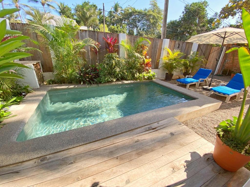 una piscina en medio de un patio en Casa Ticú, en Lo de Marcos