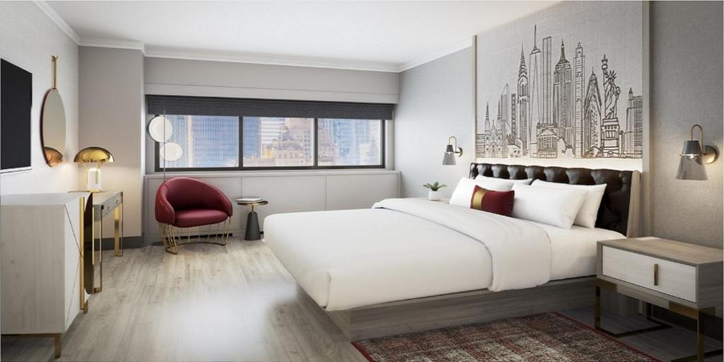 ニューヨークにあるザ マンハッタン アット タイムズスクエアのベッドルーム(白い大型ベッド1台、赤い椅子付)