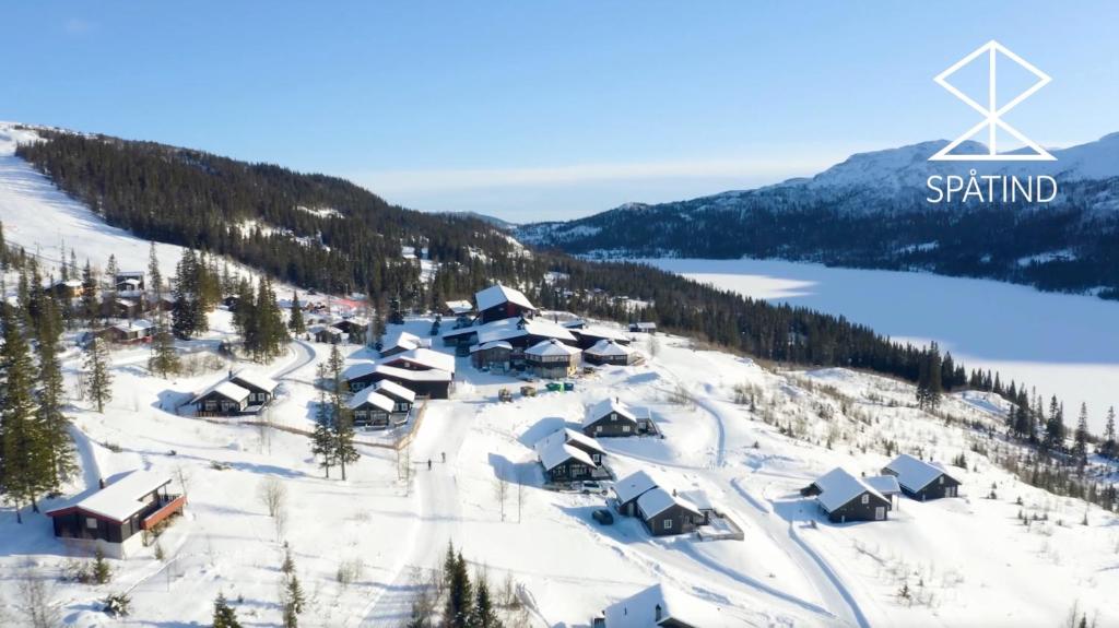 una vista aérea de una estación de esquí en la nieve en Spåtind Fjellhotell en Nord Torpa