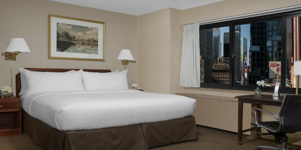 Uma cama ou camas num quarto em The Manhattan at Times Square