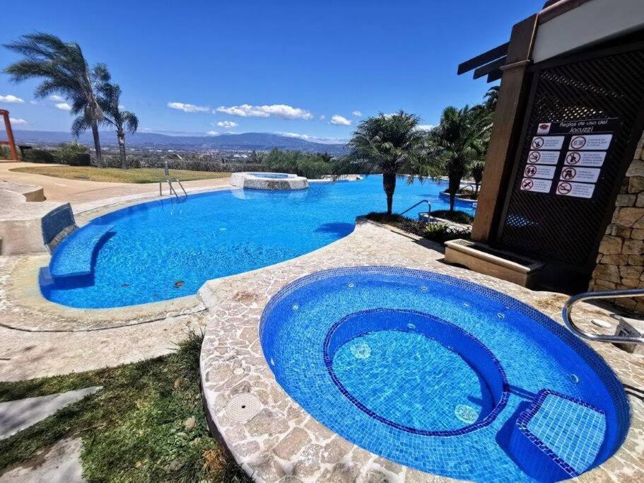una gran piscina de agua azul en un patio en Apartment Avalon Santa Ana, en Río Oro