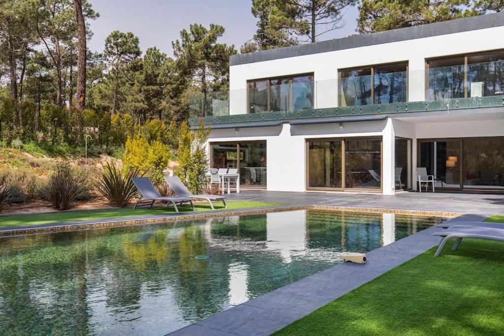 una casa con una piscina di fronte di Vila Jasmim ad Almada