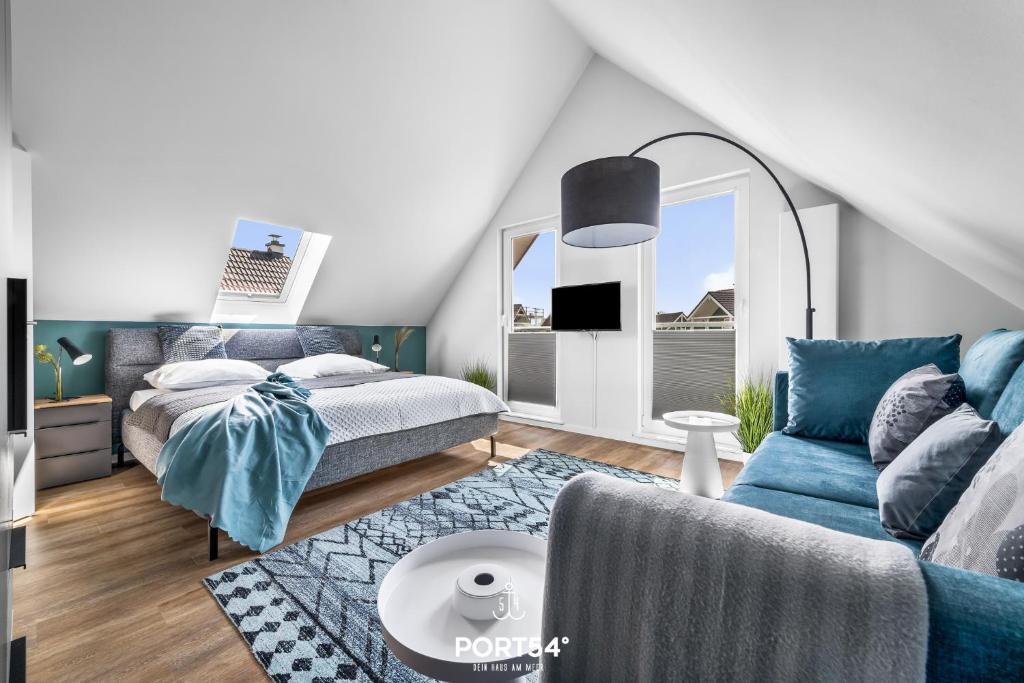 a bedroom with a bed and a couch at Ferienhaus Nordseeresort 55 Meerglück Büsum in Büsum