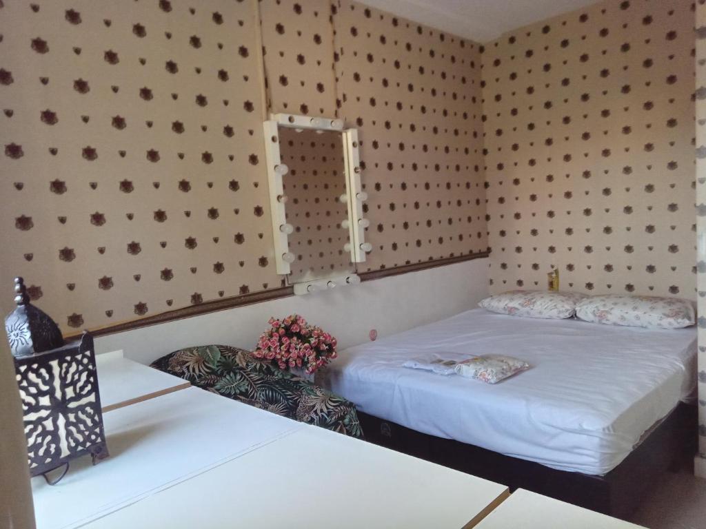 1 dormitorio con 2 camas y pared con lunas de lunares en Flat Top Barra da tijuca Com SPA, en Río de Janeiro