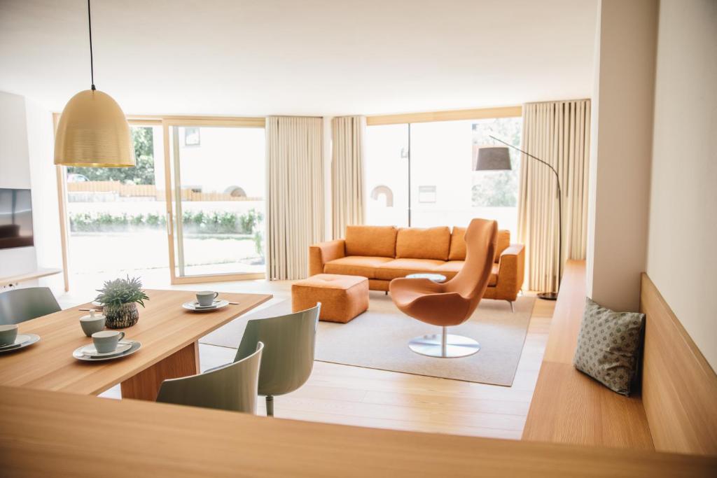 a living room with a couch and a table at Appartement Steinach in Schenna