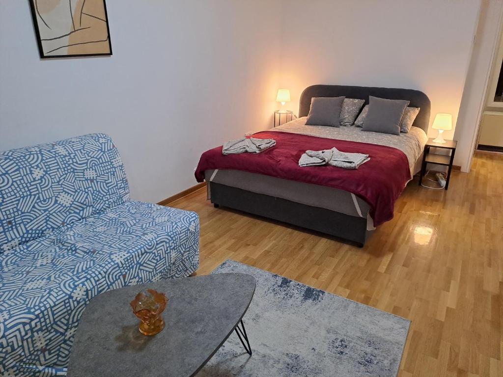 1 dormitorio con 1 cama, 1 sofá y 1 silla en Apartment Bruno NICE PLACE, en Belgrado