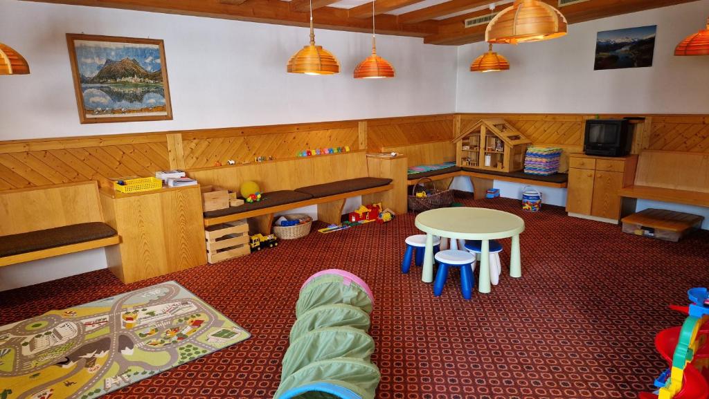 Dětský klub v ubytování Aparthotel Chesa Bellaval