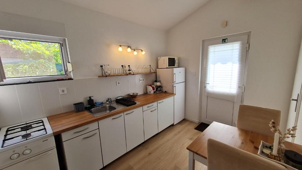 Kuchyň nebo kuchyňský kout v ubytování Apartmani Ela