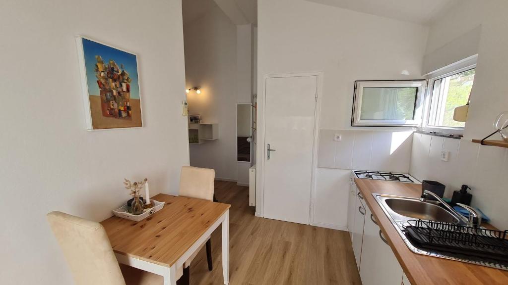 Kuchyň nebo kuchyňský kout v ubytování Apartmani Ela