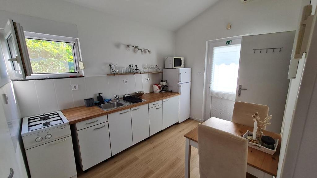 Kuchyň nebo kuchyňský kout v ubytování Apartmani Ela