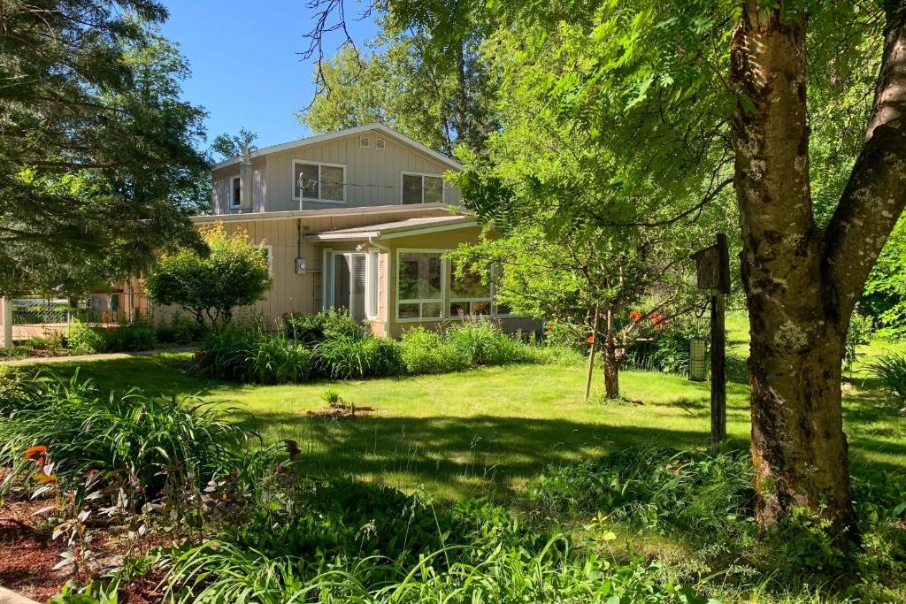 PetFriendly Pinehurst Home Hike, Bike and Ski!, Kellogg (updated