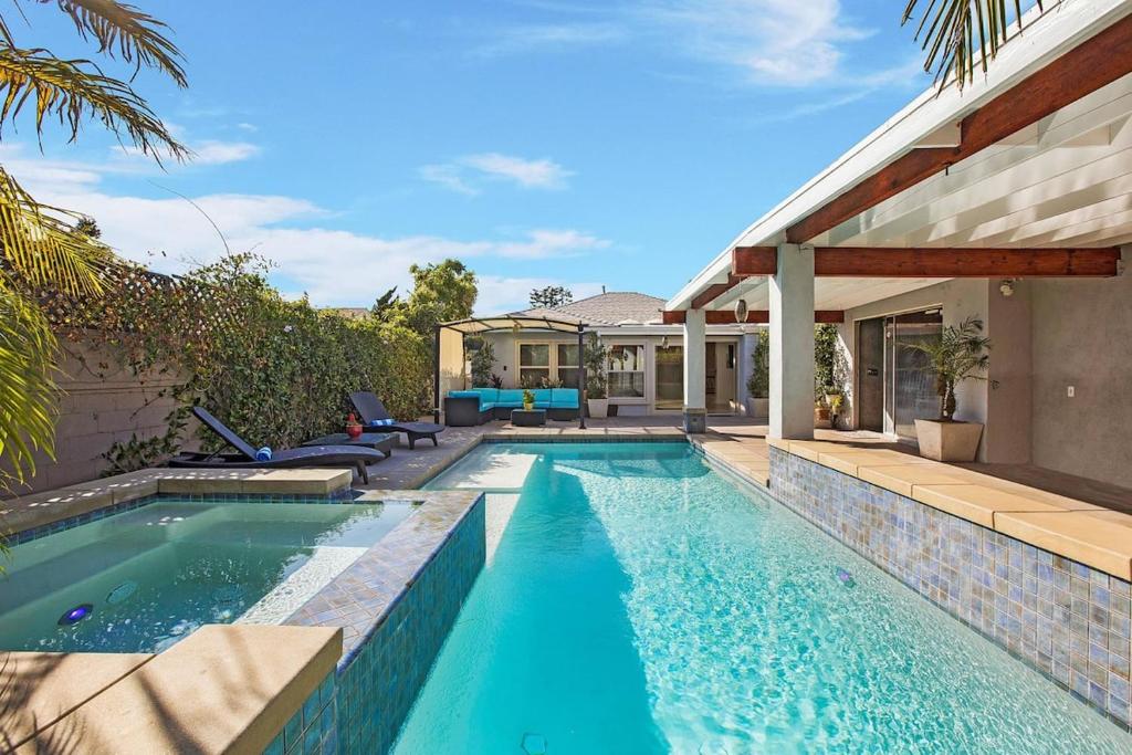 洛杉磯的住宿－Venice Villa with pool, music studio，一座房子后院的游泳池