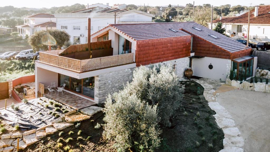 une vue aérienne sur une maison avec un toit dans l'établissement Casa Tosca, à Fátima