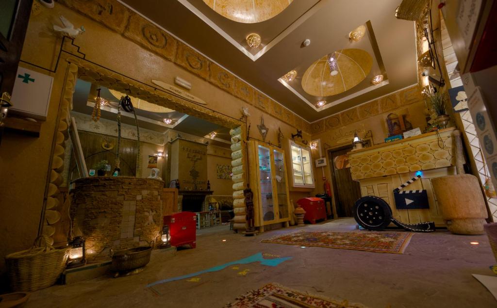 a living room with a fireplace and a mirror at Tin Joseph in Ouarzazate