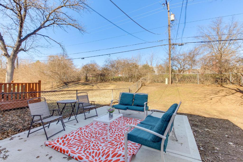 patio con sedie e tavolo con tappeto di Pet-Friendly Vacation Rental 10 Mi to Kansas City a Merriam