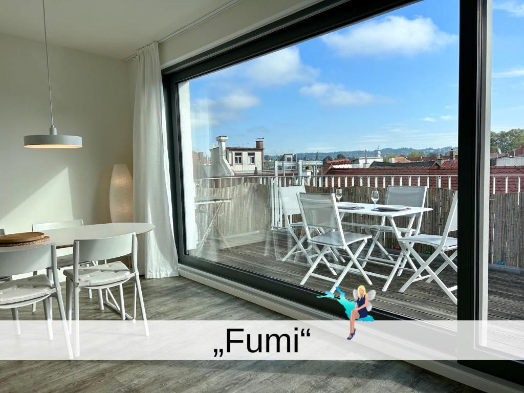 リンダウにあるFerienwohnung Fumi - Maisonette im sanierten Altbau mit großer Dachterrasse und Blick über die Inselの窓枠で遊んでいる少女