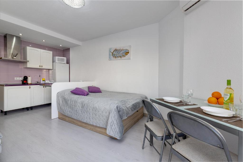 A kitchen or kitchenette at Apartment with pool near beach, Playa del Cura