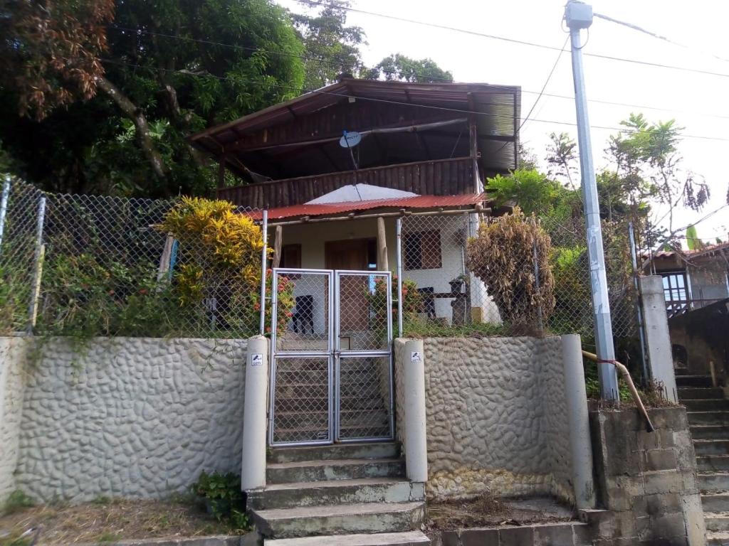 ein Haus mit einem Tor und einem Zaun in der Unterkunft Cabaña Murringo in Necoclí
