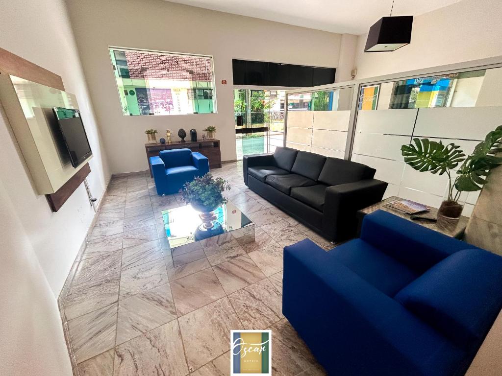 una vista aérea de una sala de estar con muebles azules en Hotel Oscar Blue Montes Claros en Montes Claros