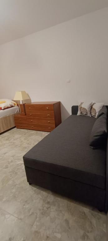 Posteľ alebo postele v izbe v ubytovaní Apartamenty z ogrodem nr 1 studio