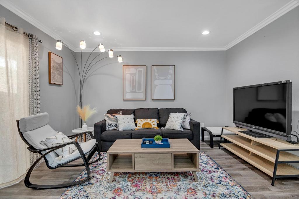 Apartment BOHO Hidden Gem Pet Friendly sleeps 8, Rosemead, USA
