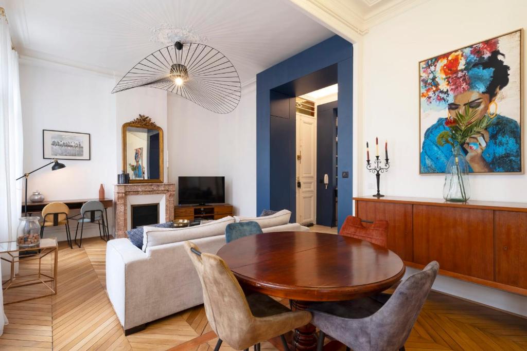 un salon avec une table et un canapé dans l'établissement Le Joli Coeur, à Nancy