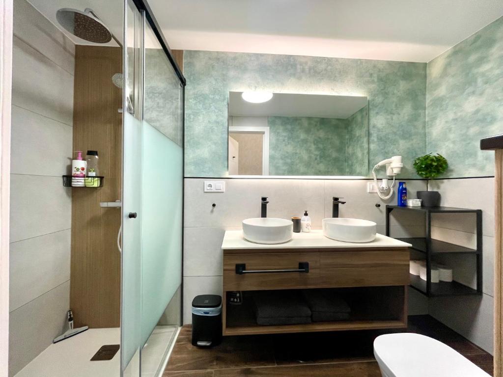 łazienka z 2 umywalkami i lustrem w obiekcie Las Americas Bungamar apartment w Playa de las Americas