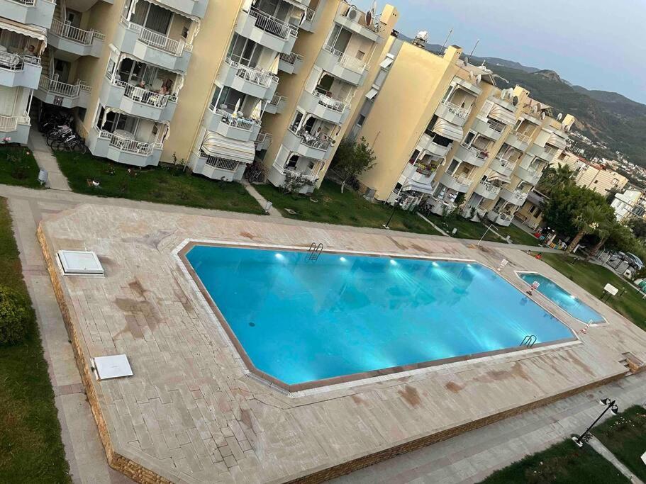 una vista aérea de una piscina frente a los edificios de apartamentos en Güzelçamli, Kusadasi Apartment with a pool en Kusadası