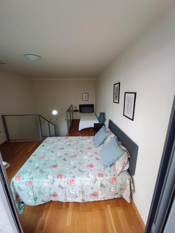 een slaapkamer met een bed met een bloemenbed bij NICE DUPLEX in Barcelona