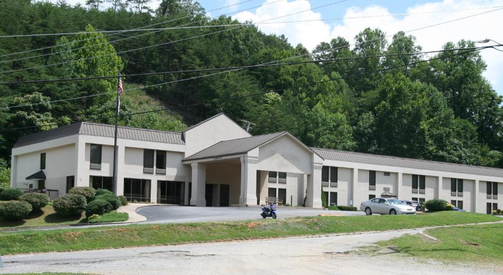 un edificio con un coche aparcado delante de él en Cherokee Inn, en Cherokee