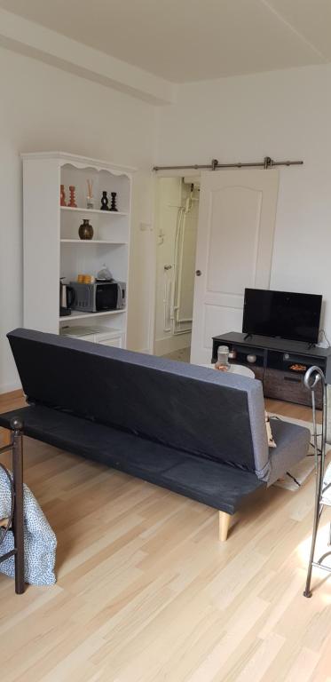 Cette chambre comprend un grand lit noir. dans l'établissement Studio hôtel-Dieu, à Nantes