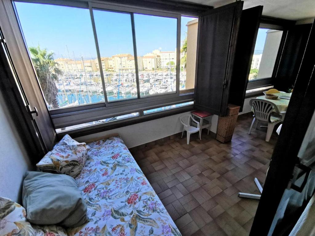 - une chambre avec un lit et une vue sur le port dans l'établissement Résidence Karukera - 2 Pièces 5 couchages PORT LEUCATE MAE-7214, à Port-Leucate