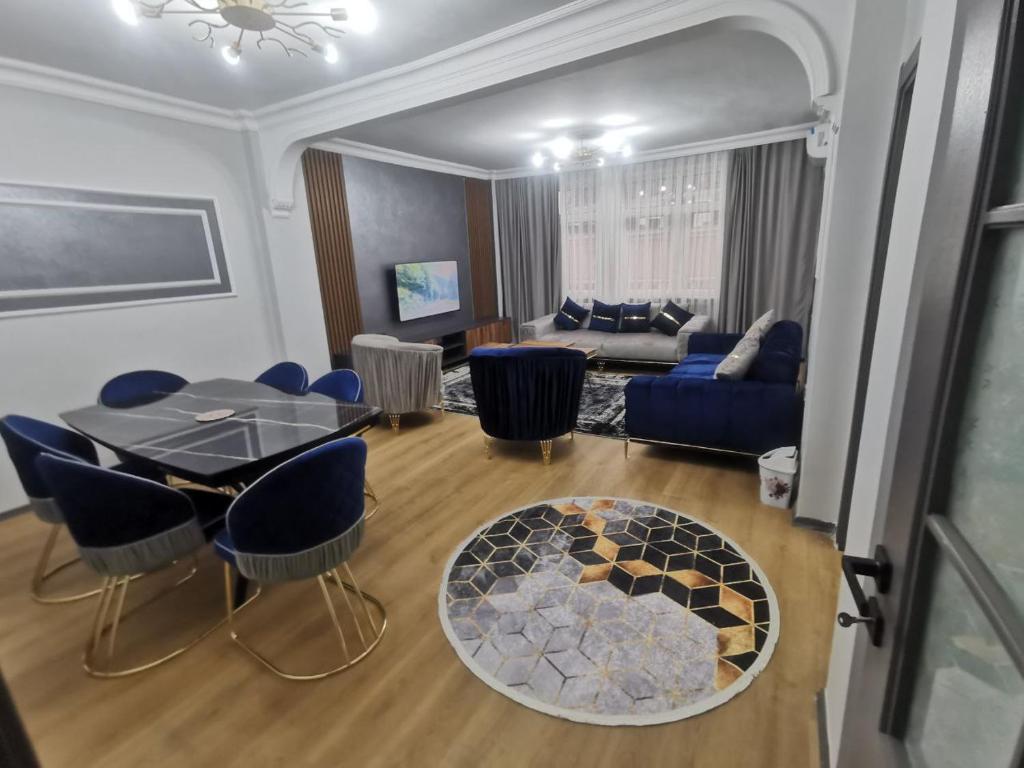 ein Wohnzimmer mit einem Tisch, Stühlen und einem Sofa in der Unterkunft sisly holady3 in Istanbul