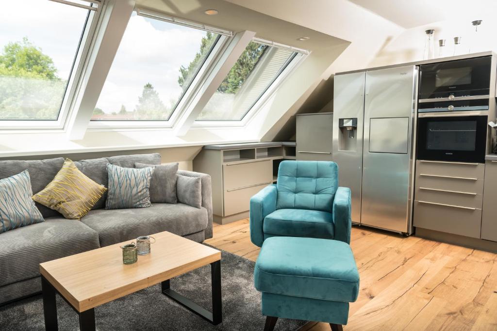 een woonkamer met een bank en een tafel bij Heaven House Penthousewohnung Siebter Himmel in Timmendorfer Strand