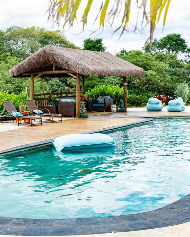 a swimming pool with a pavilion and a swimming poolvisor at Espaço Vento Solar in São Roque
