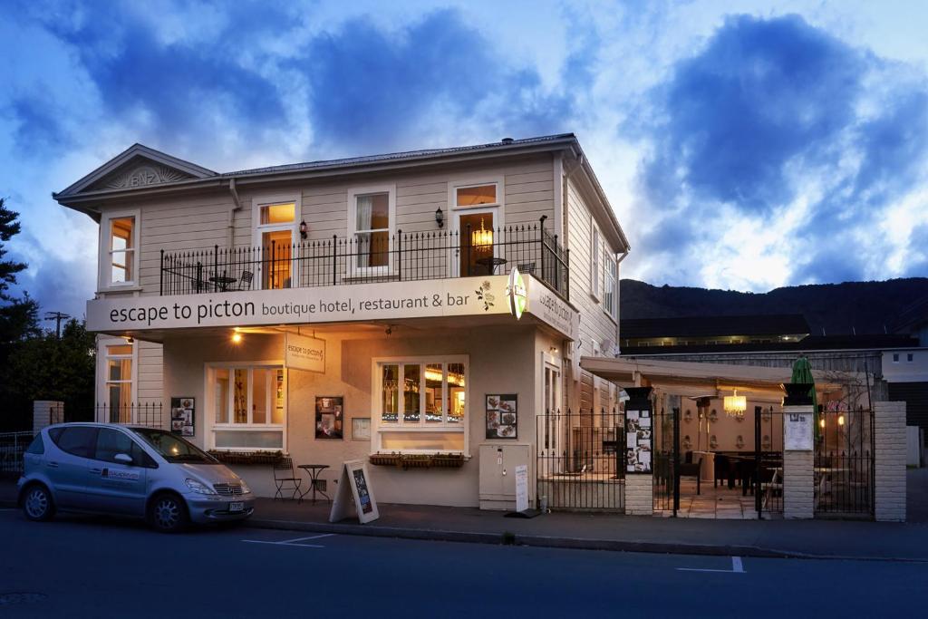 un edificio con un coche aparcado delante de él en Escape To Picton Boutique Hotel en Picton