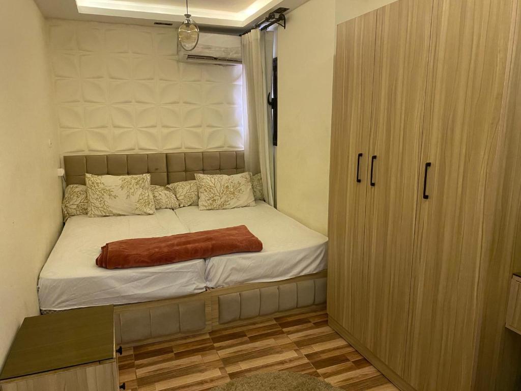 a small bed in a room with a closet at شقة فندقية غرفتين للايجار بالمهندسين in Cairo