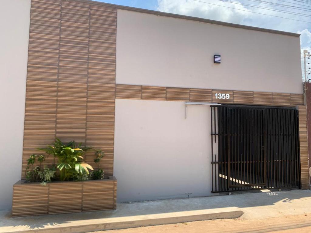 un bâtiment avec une porte blanche et un portail dans l'établissement Apartamento confortável, à Boa Vista
