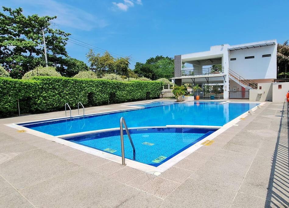 una piscina frente a una casa en VP Casa Condominio con Aire Acon, en Neiva