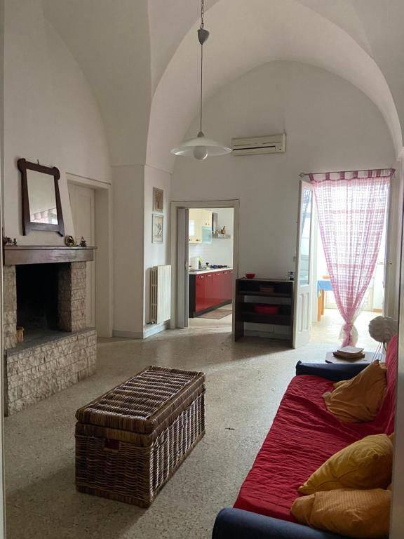 - un salon avec un canapé et une cheminée dans l'établissement Soggiorno nel cuore della Puglia, à Copertino
