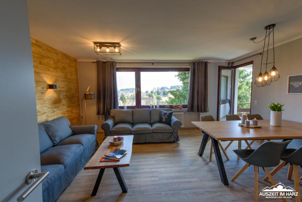 sala de estar con sofá y mesa en Auszeit im Harz Haus 3 Wohnung 6 en Braunlage