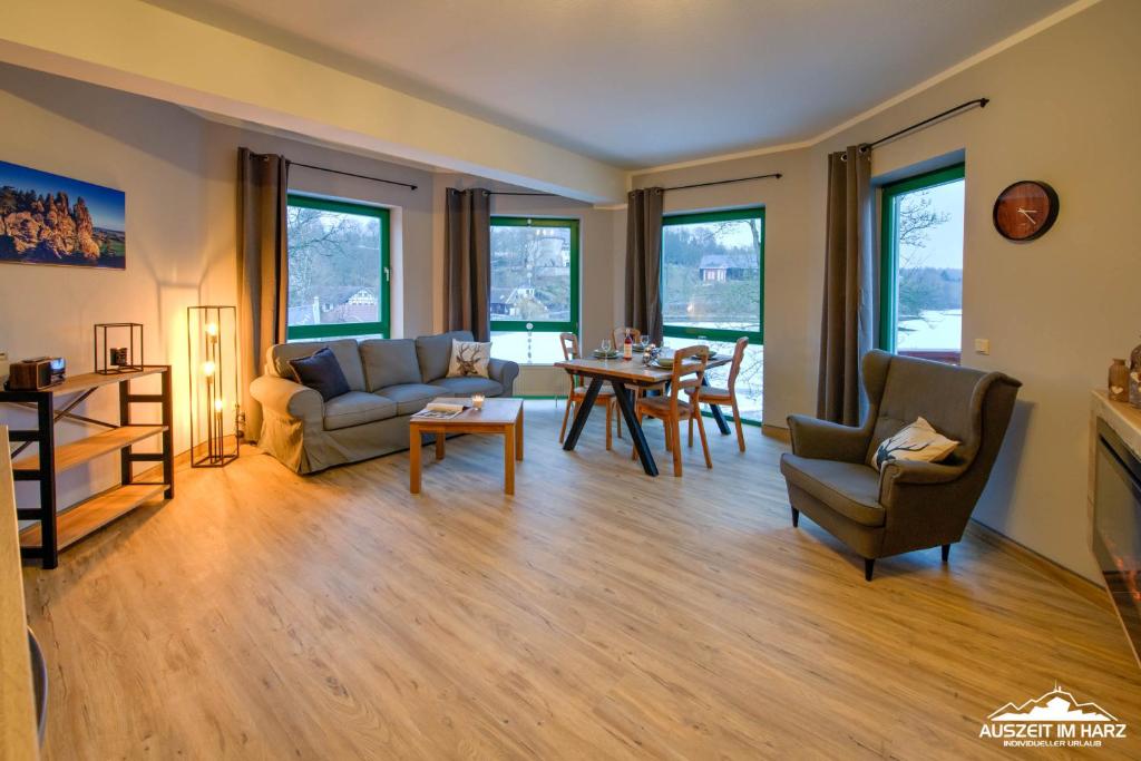 ein Wohnzimmer mit einem Sofa und einem Tisch in der Unterkunft Auszeit-im-Harz Haus 5 Wohnung 32 in Stiege