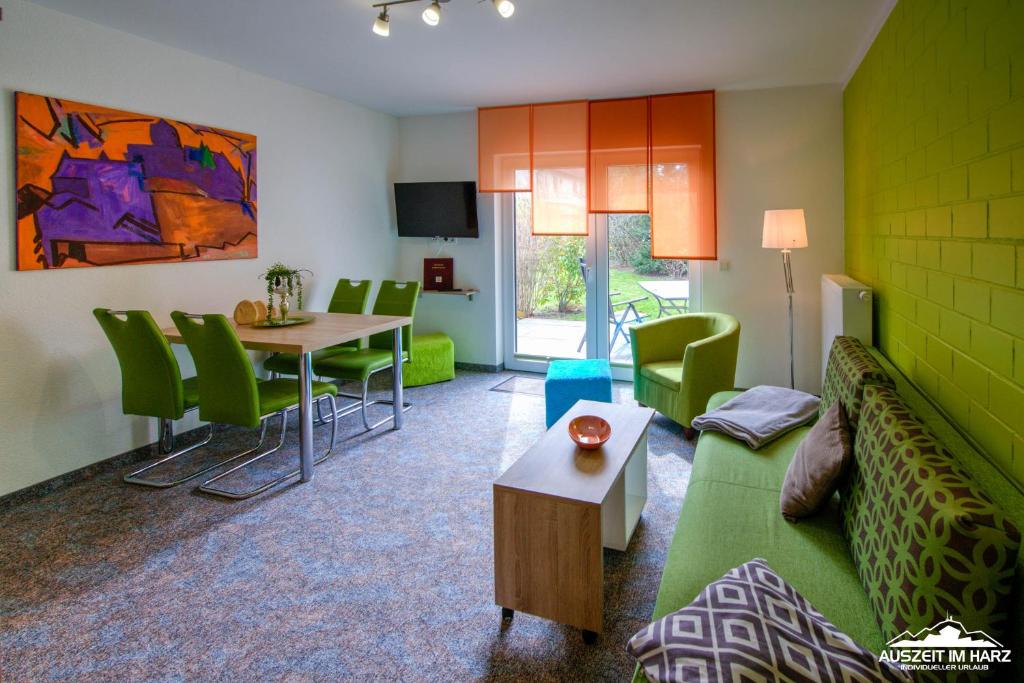 ein Wohnzimmer mit einem Sofa und einem Tisch in der Unterkunft Auszeit-im-Harz Haus 6 in Wernigerode