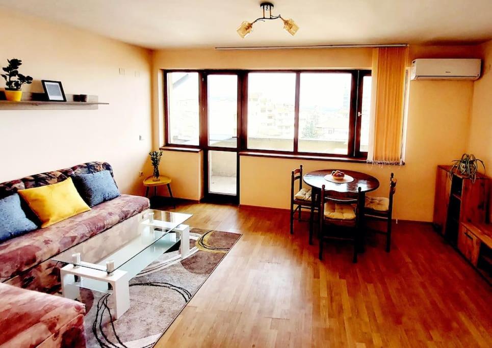 - un salon avec un canapé et une table dans l'établissement Cozy apartment with top view, Wi-Fi & parking, à Stara Zagora
