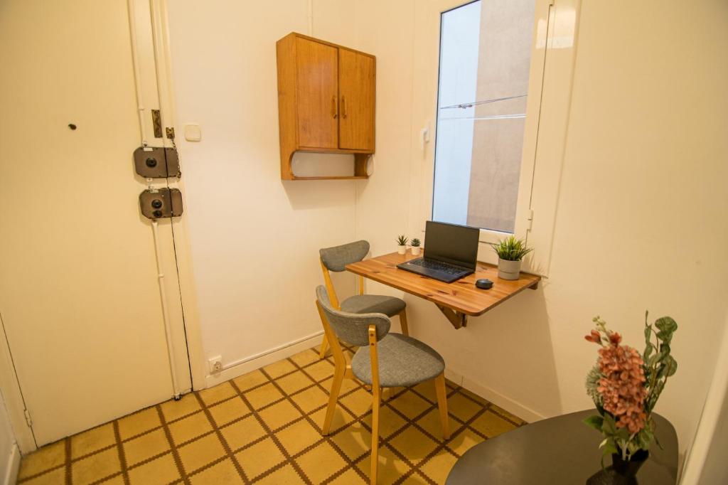 バルセロナにあるBlaiの小さな客室で、デスク(ノートパソコン付)が備わります。