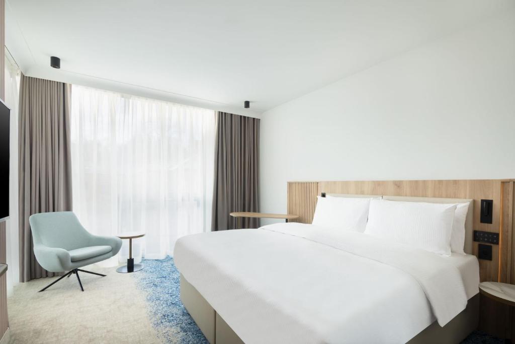 Postel nebo postele na pokoji v ubytování Courtyard by Marriott Cluj - Napoca Downtown