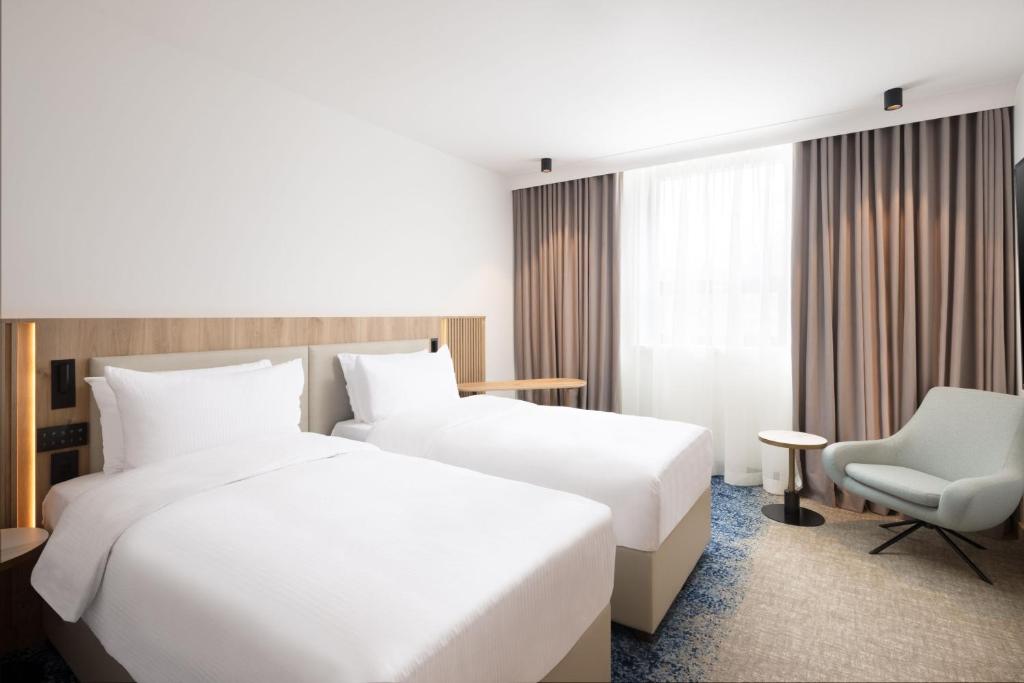 Postel nebo postele na pokoji v ubytování Courtyard by Marriott Cluj - Napoca Downtown